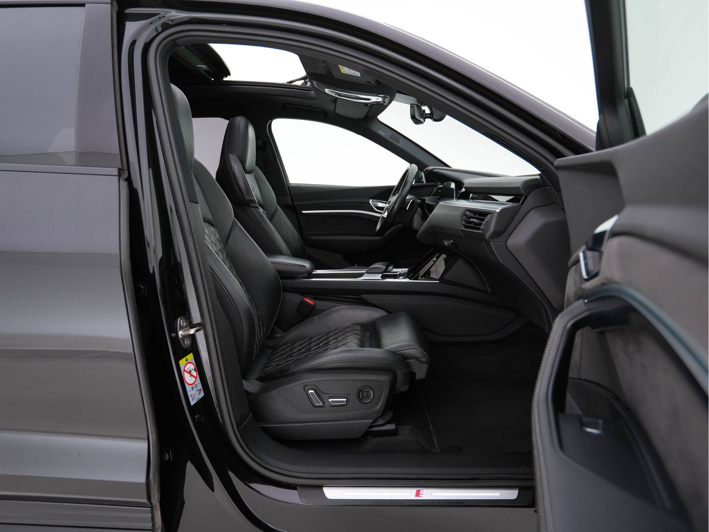 Audi e-tron 55 quattro advanced 95 kWh [ 3-Fase ] (INCL.BTW) (INCL.BTW) *PANO | FULL-LEATHER | FULL-LED | BANG&OLUFSEN | ADAPTIVE-CRUISE | MEMORY-PACK | BLIND-SPOT | TOP-VIEW | KEYLESS | SPORT/HEATED-SEATS | ECC | PDC | TOWBAR | 21''ALU*