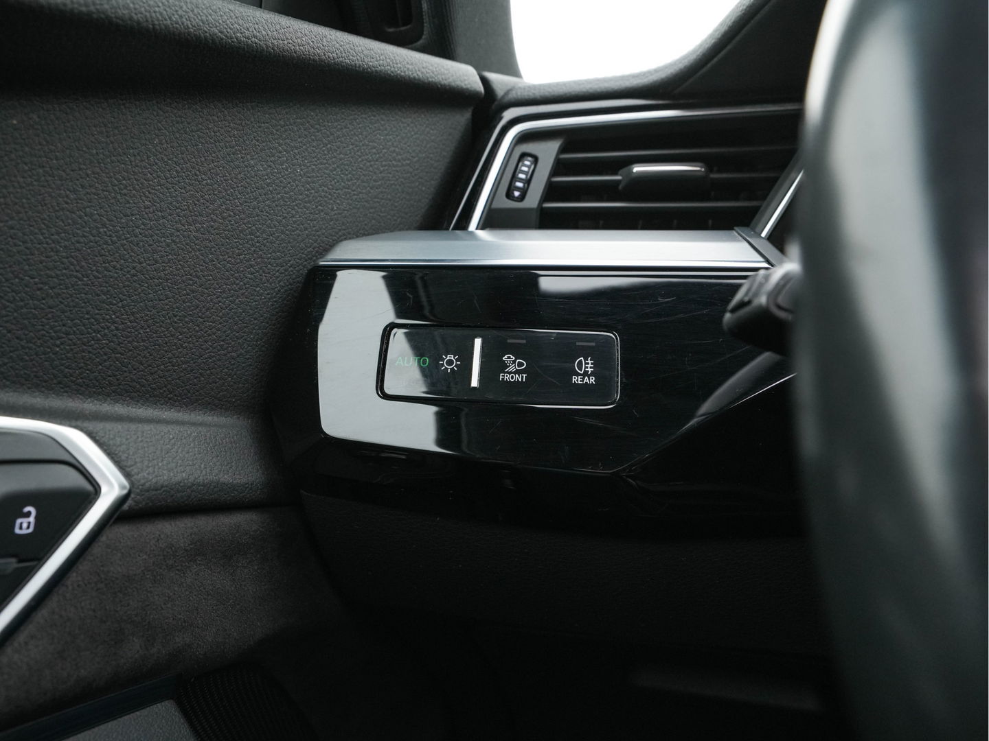 Audi e-tron 55 quattro advanced 95 kWh [ 3-Fase ] (INCL.BTW) (INCL.BTW) *PANO | FULL-LEATHER | FULL-LED | BANG&OLUFSEN | ADAPTIVE-CRUISE | MEMORY-PACK | BLIND-SPOT | TOP-VIEW | KEYLESS | SPORT/HEATED-SEATS | ECC | PDC | TOWBAR | 21''ALU*