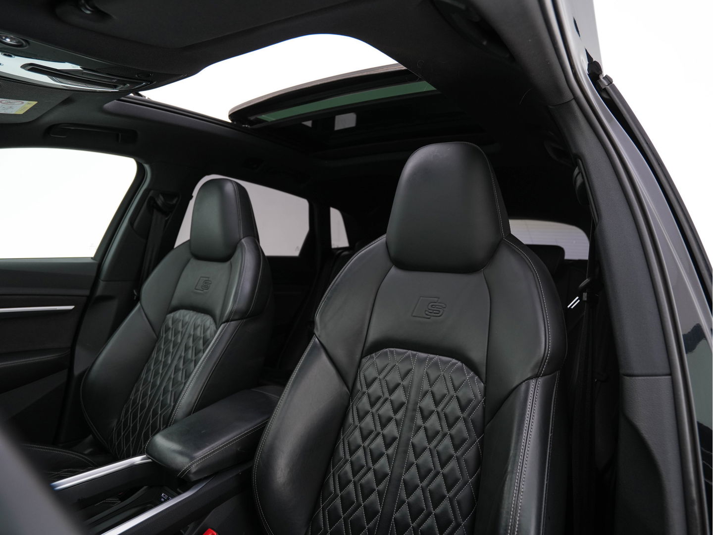 Audi e-tron 55 quattro advanced 95 kWh [ 3-Fase ] (INCL.BTW) (INCL.BTW) *PANO | FULL-LEATHER | FULL-LED | BANG&OLUFSEN | ADAPTIVE-CRUISE | MEMORY-PACK | BLIND-SPOT | TOP-VIEW | KEYLESS | SPORT/HEATED-SEATS | ECC | PDC | TOWBAR | 21''ALU*
