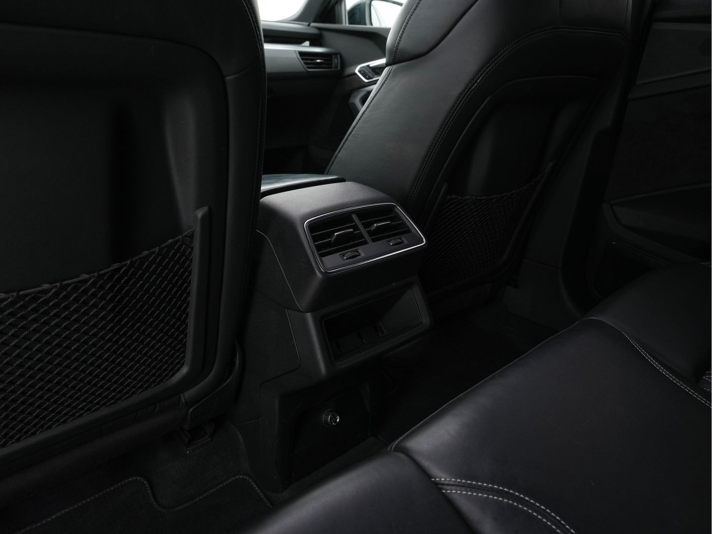 Audi e-tron 55 quattro advanced 95 kWh [ 3-Fase ] (INCL.BTW) (INCL.BTW) *PANO | FULL-LEATHER | FULL-LED | BANG&OLUFSEN | ADAPTIVE-CRUISE | MEMORY-PACK | BLIND-SPOT | TOP-VIEW | KEYLESS | SPORT/HEATED-SEATS | ECC | PDC | TOWBAR | 21''ALU*