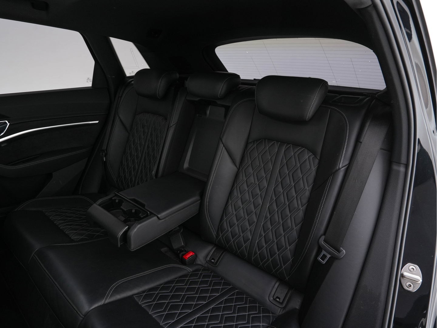 Audi e-tron 55 quattro advanced 95 kWh [ 3-Fase ] (INCL.BTW) (INCL.BTW) *PANO | FULL-LEATHER | FULL-LED | BANG&OLUFSEN | ADAPTIVE-CRUISE | MEMORY-PACK | BLIND-SPOT | TOP-VIEW | KEYLESS | SPORT/HEATED-SEATS | ECC | PDC | TOWBAR | 21''ALU*