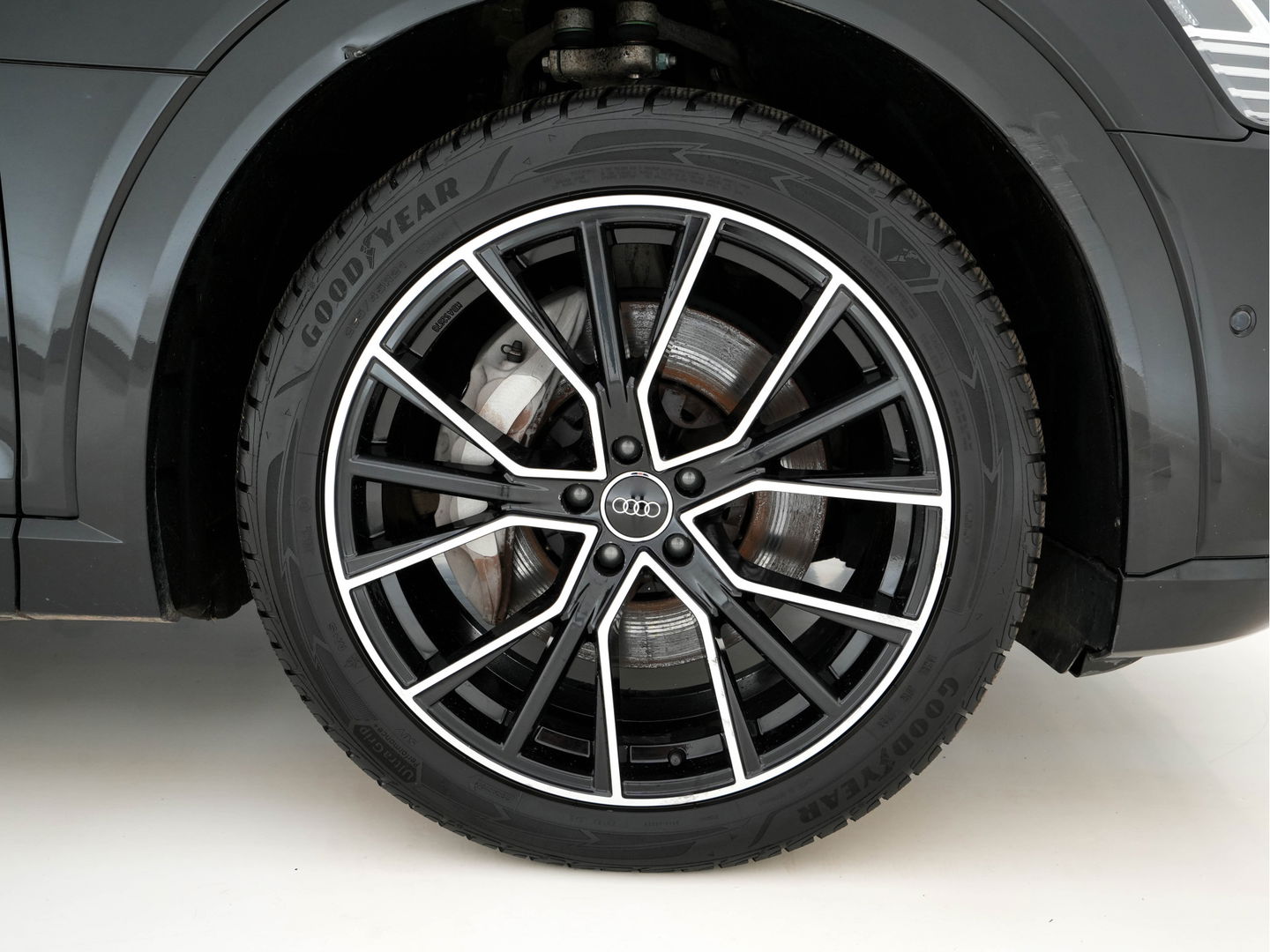 Audi e-tron 55 quattro advanced 95 kWh [ 3-Fase ] (INCL.BTW) (INCL.BTW) *PANO | FULL-LEATHER | FULL-LED | BANG&OLUFSEN | ADAPTIVE-CRUISE | MEMORY-PACK | BLIND-SPOT | TOP-VIEW | KEYLESS | SPORT/HEATED-SEATS | ECC | PDC | TOWBAR | 21''ALU*