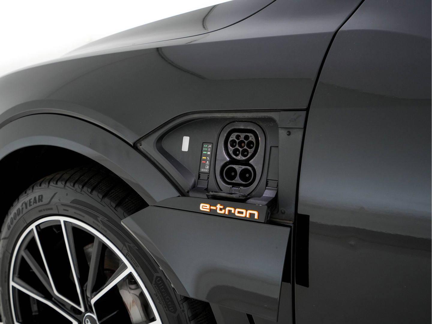 Audi e-tron 55 quattro advanced 95 kWh [ 3-Fase ] (INCL.BTW) (INCL.BTW) *PANO | FULL-LEATHER | FULL-LED | BANG&OLUFSEN | ADAPTIVE-CRUISE | MEMORY-PACK | BLIND-SPOT | TOP-VIEW | KEYLESS | SPORT/HEATED-SEATS | ECC | PDC | TOWBAR | 21''ALU*