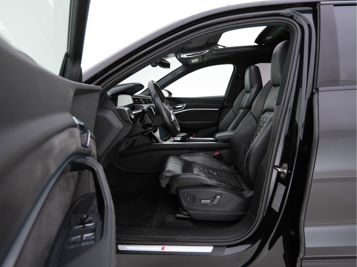 Audi e-tron 55 quattro advanced 95 kWh [ 3-Fase ] (INCL.BTW) (INCL.BTW) *PANO | FULL-LEATHER | FULL-LED | BANG&OLUFSEN | ADAPTIVE-CRUISE | MEMORY-PACK | BLIND-SPOT | TOP-VIEW | KEYLESS | SPORT/HEATED-SEATS | ECC | PDC | TOWBAR | 21''ALU*