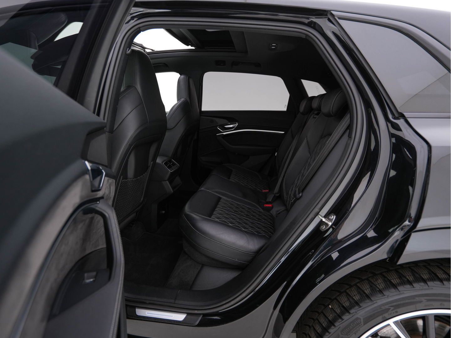 Audi e-tron 55 quattro advanced 95 kWh [ 3-Fase ] (INCL.BTW) (INCL.BTW) *PANO | FULL-LEATHER | FULL-LED | BANG&OLUFSEN | ADAPTIVE-CRUISE | MEMORY-PACK | BLIND-SPOT | TOP-VIEW | KEYLESS | SPORT/HEATED-SEATS | ECC | PDC | TOWBAR | 21''ALU*