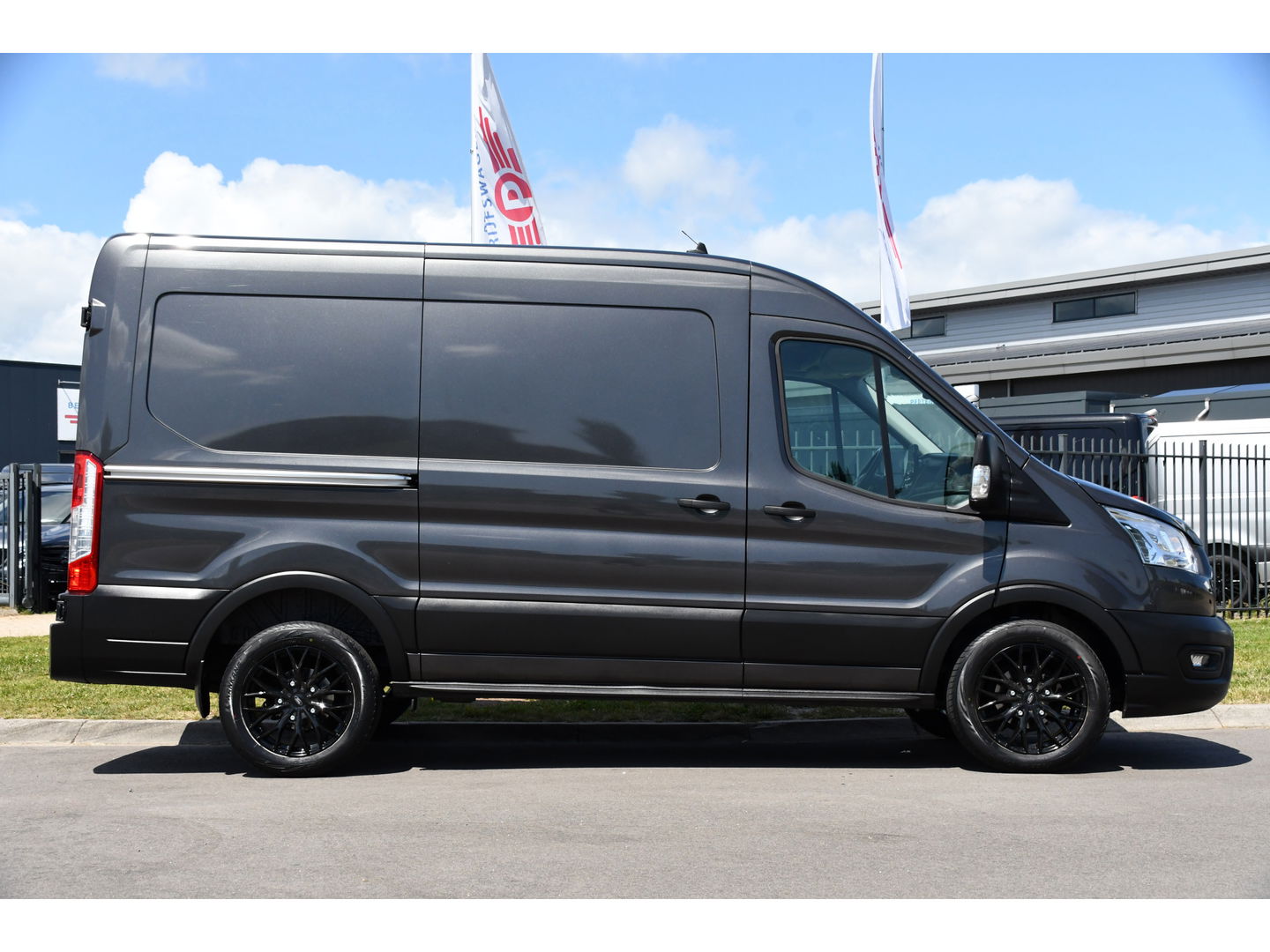 Ford Transit 2.0 TDCI L2H2 Raptor Edition Camera, Cruise, Carplay, 130pk, BLIS, Sensoren, Multimedia, Uniek!