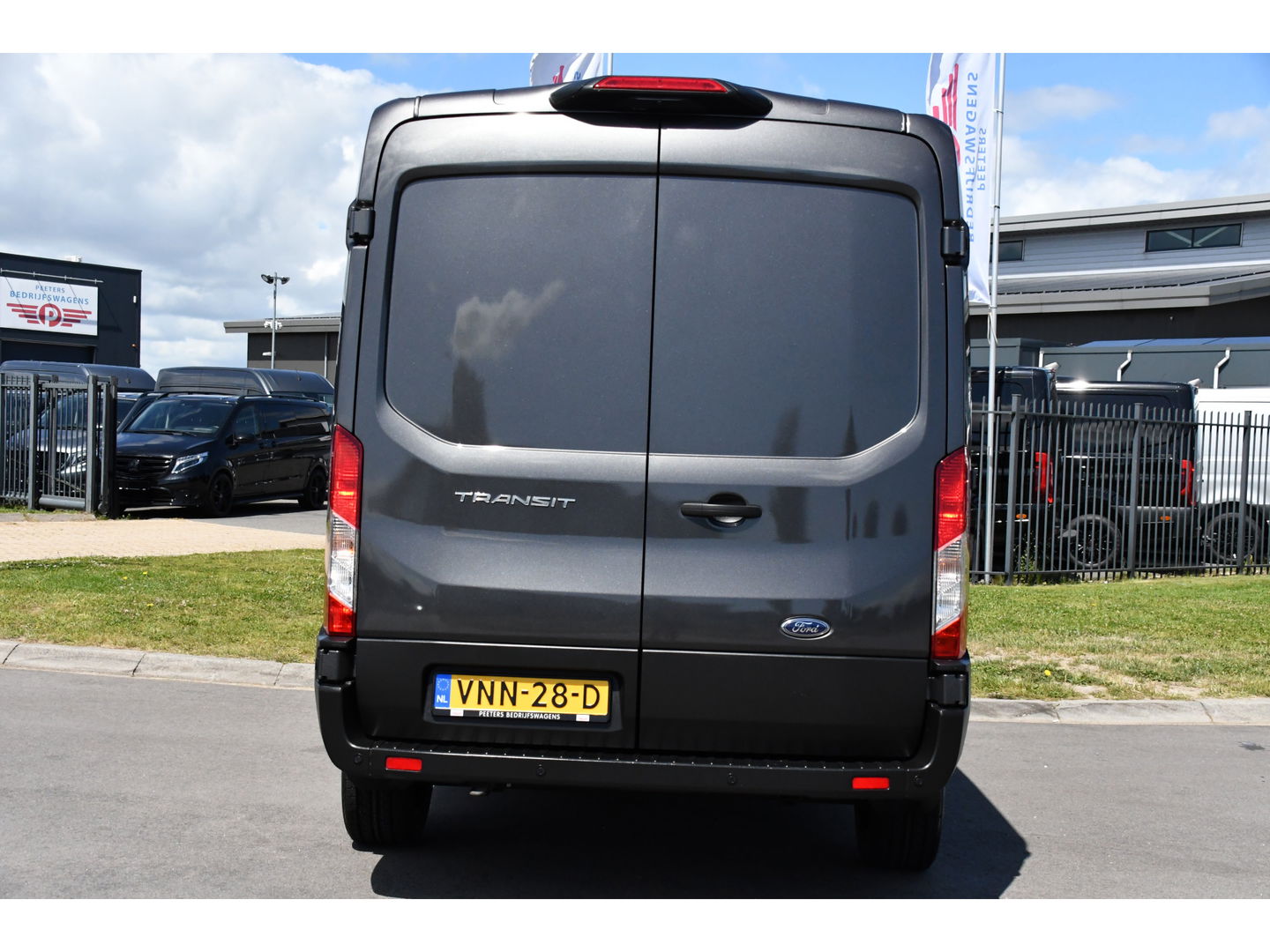 Ford Transit 2.0 TDCI L2H2 Raptor Edition Camera, Cruise, Carplay, 130pk, BLIS, Sensoren, Multimedia, Uniek!