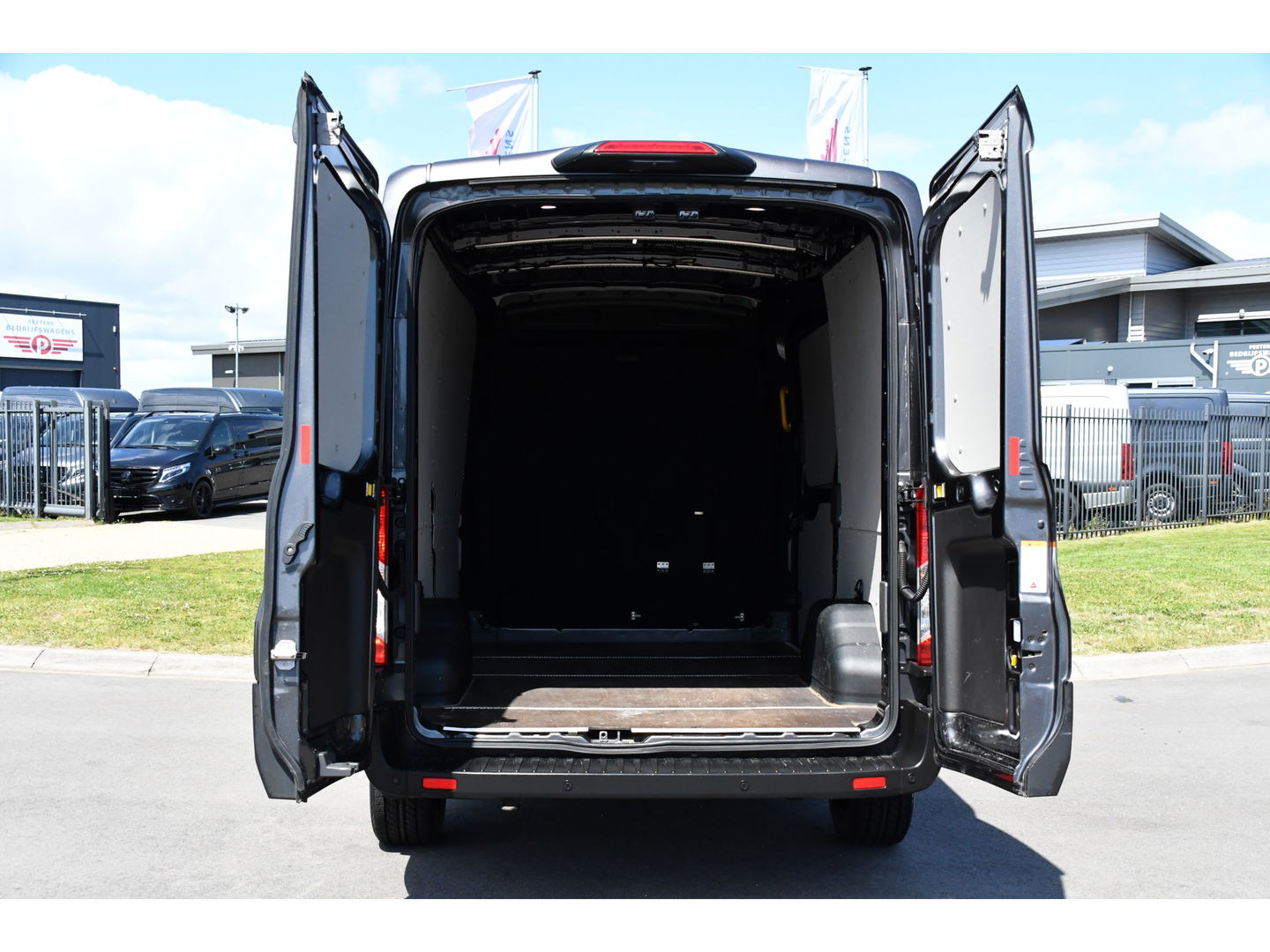 Ford Transit 2.0 TDCI L2H2 Raptor Edition Camera, Cruise, Carplay, 130pk, BLIS, Sensoren, Multimedia, Uniek!