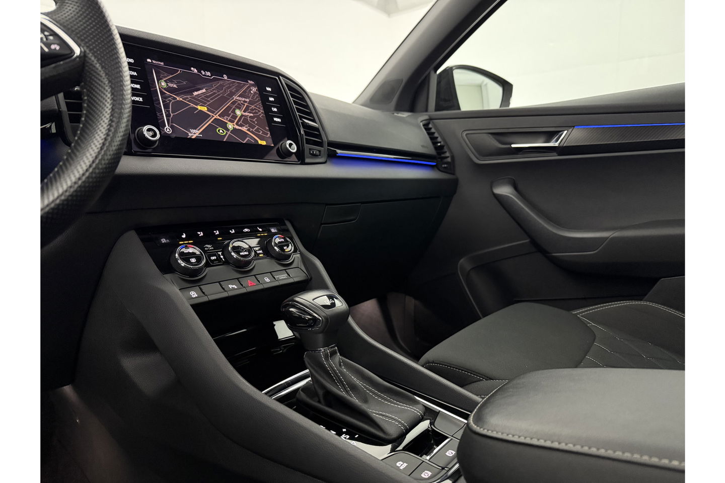 Škoda Karoq 1.5 TSI ACT 150PK Sportline Pano Sfeer Carplay Virtual Camera LED Clima Cruise Navi PDC 19''LMV