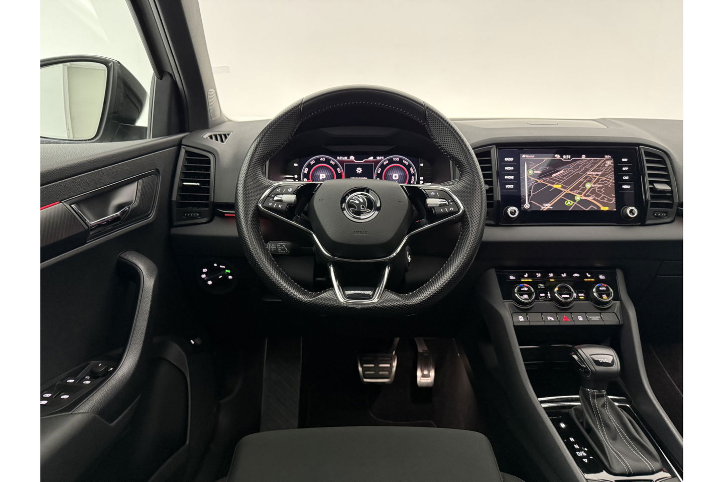 Škoda Karoq 1.5 TSI ACT 150PK Sportline Pano Sfeer Carplay Virtual Camera LED Clima Cruise Navi PDC 19''LMV