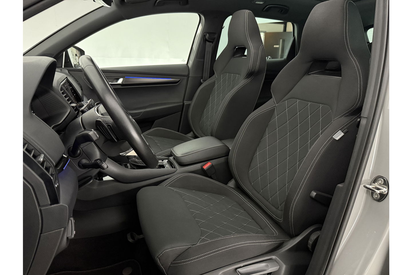 Škoda Karoq 1.5 TSI ACT 150PK Sportline Pano Sfeer Carplay Virtual Camera LED Clima Cruise Navi PDC 19''LMV