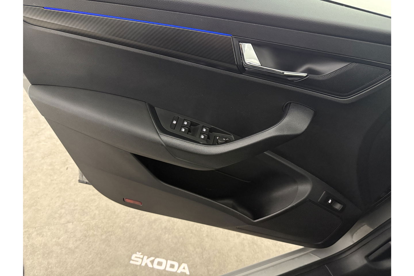 Škoda Karoq 1.5 TSI ACT 150PK Sportline Pano Sfeer Carplay Virtual Camera LED Clima Cruise Navi PDC 19''LMV