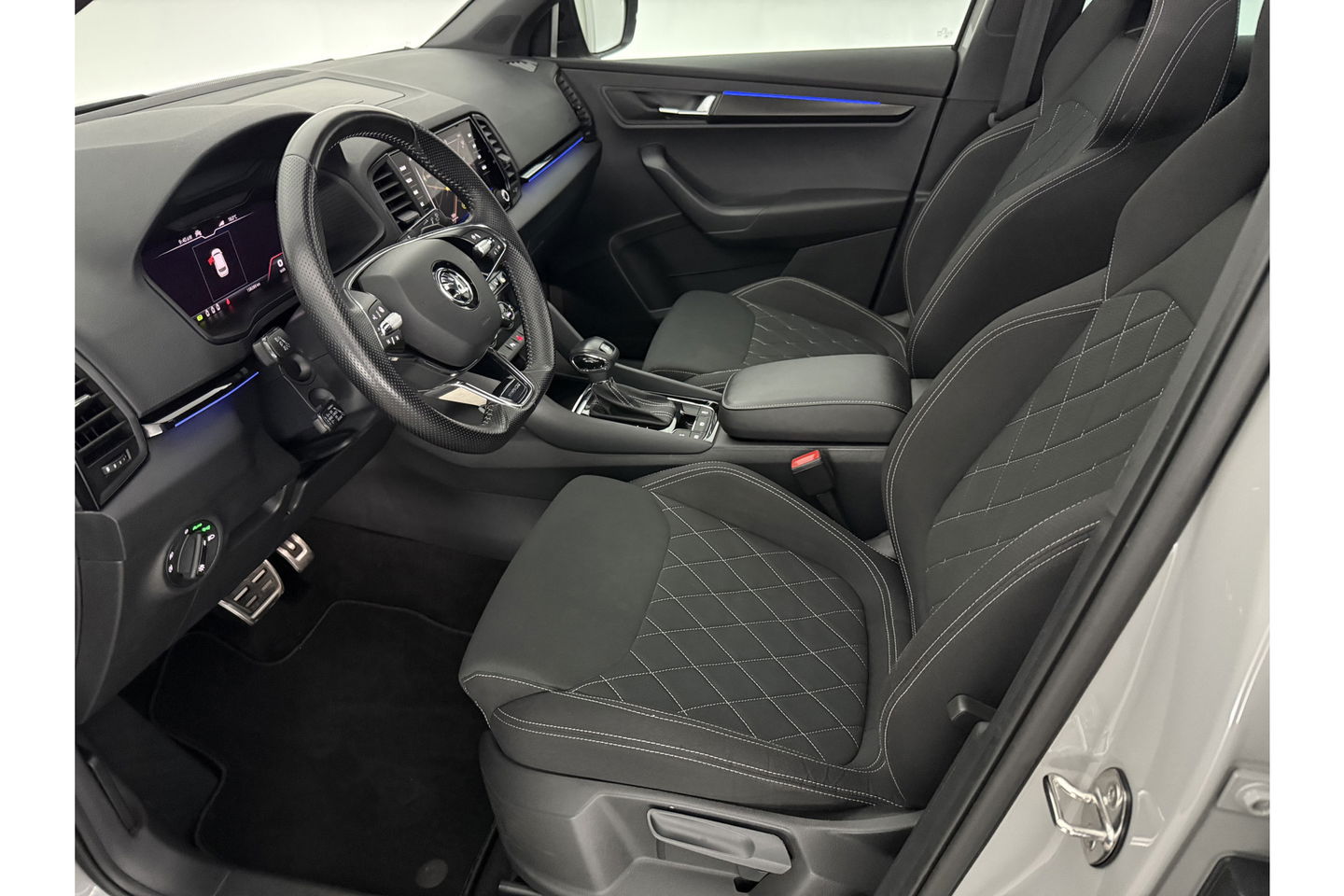 Škoda Karoq 1.5 TSI ACT 150PK Sportline Pano Sfeer Carplay Virtual Camera LED Clima Cruise Navi PDC 19''LMV