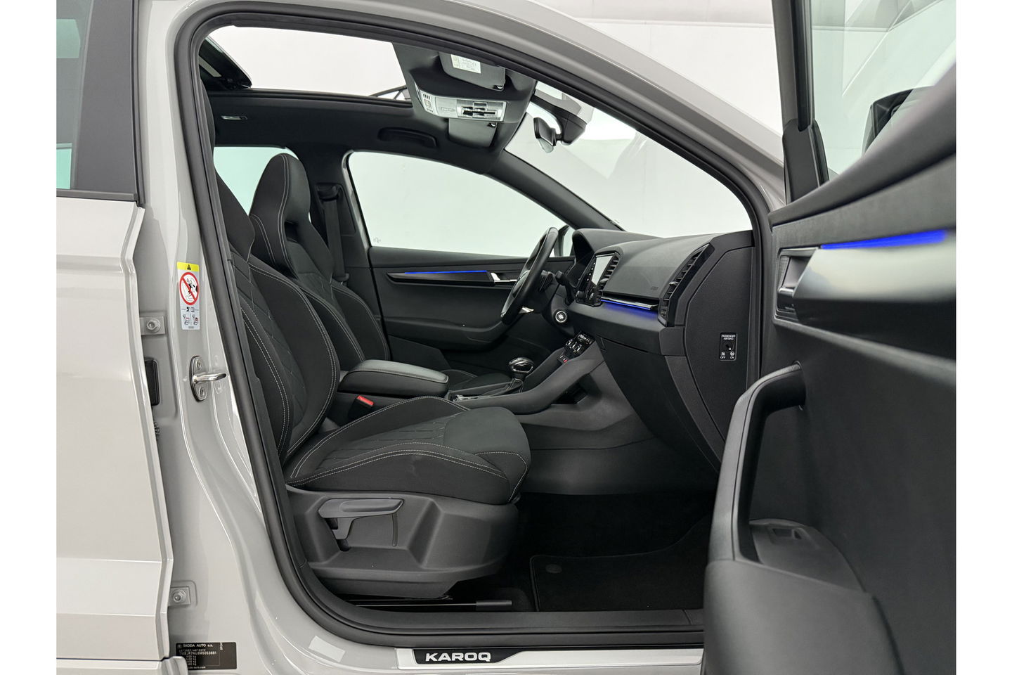 Škoda Karoq 1.5 TSI ACT 150PK Sportline Pano Sfeer Carplay Virtual Camera LED Clima Cruise Navi PDC 19''LMV