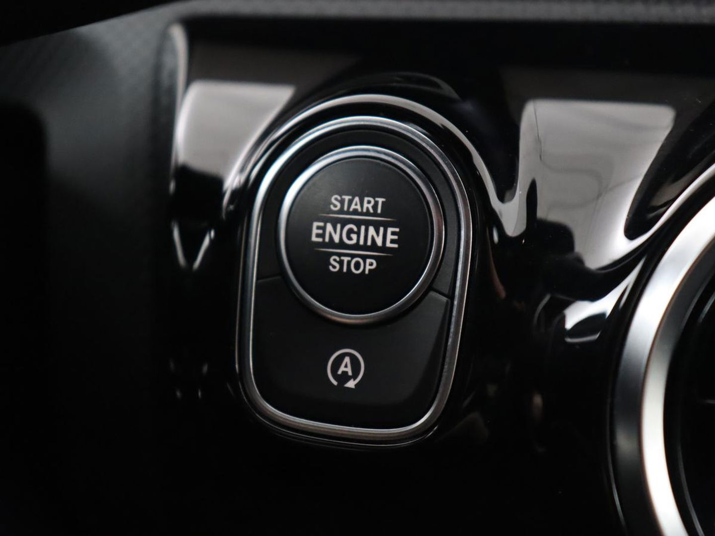 Mercedes-Benz A-Klasse 180 AMG Night Upgrade | Camera | Widescreen | Stoelverwarming | Full LED | Park Assist | Navigatie | Alcantara