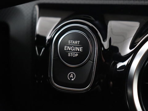 Mercedes-Benz A-Klasse 180 AMG Night Upgrade | Camera | Widescreen | Stoelverwarming | Full LED | Park Assist | Navigatie | Alcantara