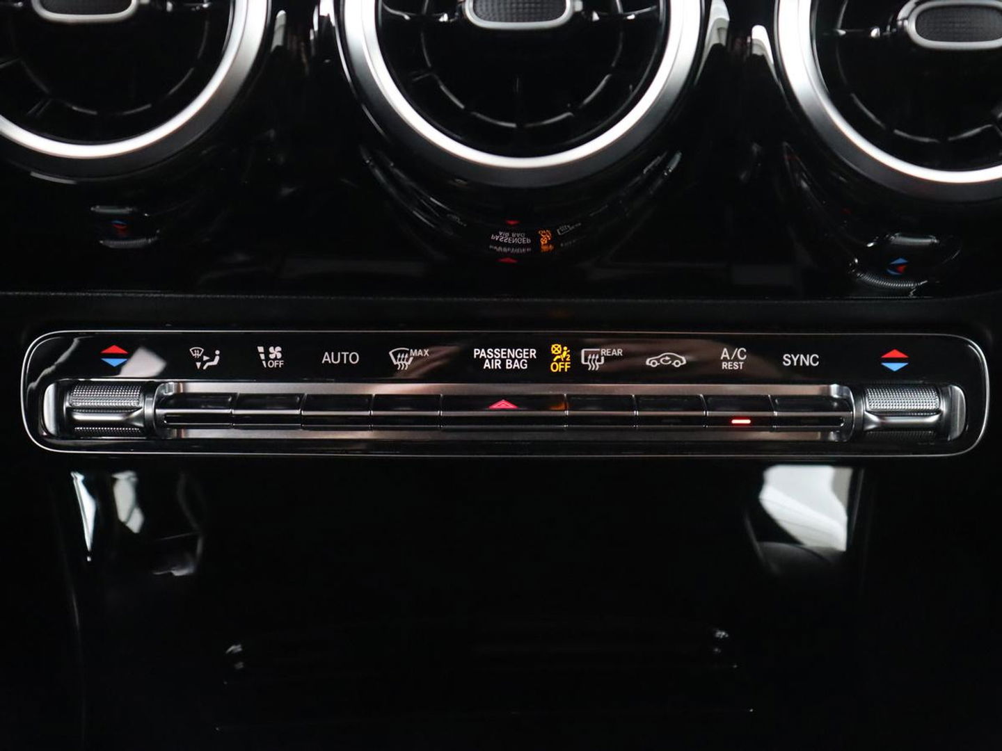 Mercedes-Benz A-Klasse 180 AMG Night Upgrade | Camera | Widescreen | Stoelverwarming | Full LED | Park Assist | Navigatie | Alcantara