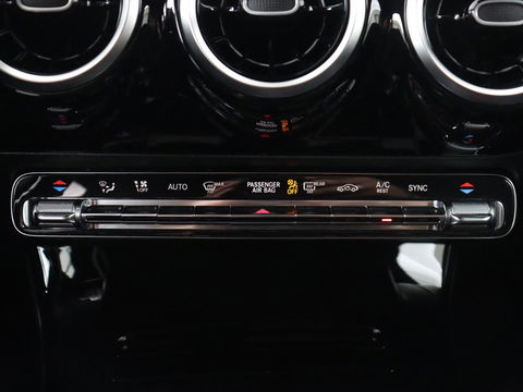Mercedes-Benz A-Klasse 180 AMG Night Upgrade | Camera | Widescreen | Stoelverwarming | Full LED | Park Assist | Navigatie | Alcantara