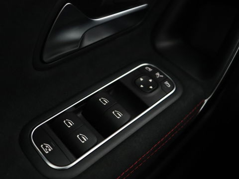 Mercedes-Benz A-Klasse 180 AMG Night Upgrade | Camera | Widescreen | Stoelverwarming | Full LED | Park Assist | Navigatie | Alcantara