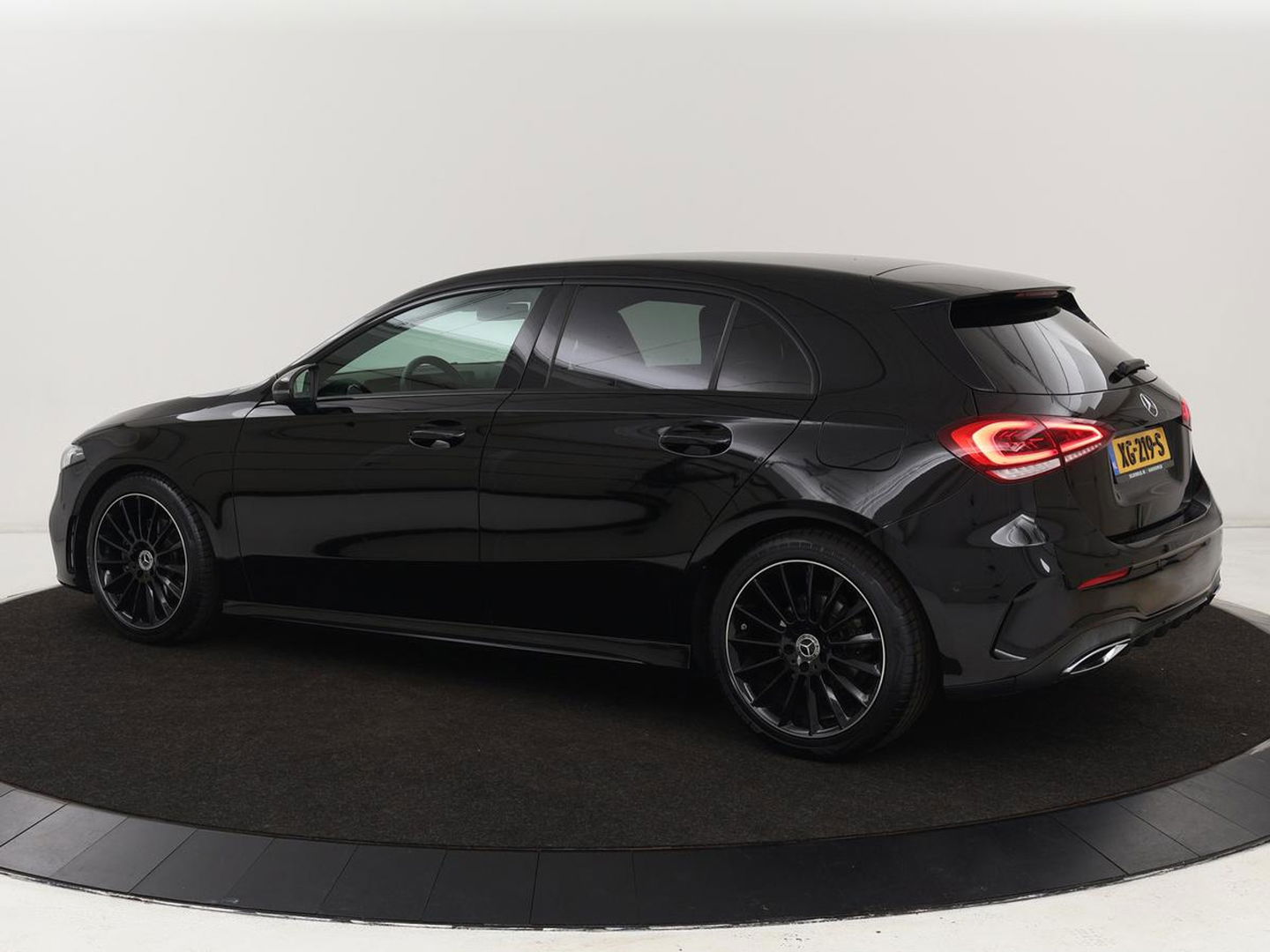 Mercedes-Benz A-Klasse 180 AMG Night Upgrade | Camera | Widescreen | Stoelverwarming | Full LED | Park Assist | Navigatie | Alcantara