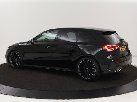 Mercedes-Benz A-Klasse 180 AMG Night Upgrade | Camera | Widescreen | Stoelverwarming | Full LED | Park Assist | Navigatie | Alcantara
