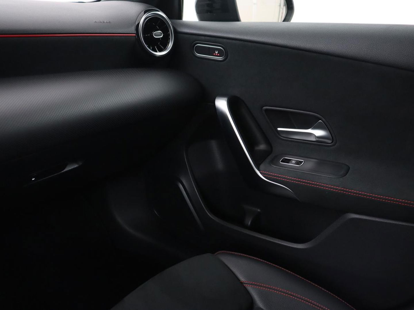 Mercedes-Benz A-Klasse 180 AMG Night Upgrade | Camera | Widescreen | Stoelverwarming | Full LED | Park Assist | Navigatie | Alcantara