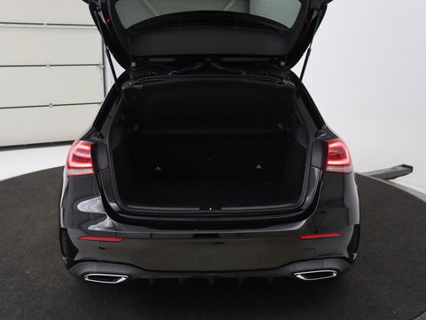 Mercedes-Benz A-Klasse 180 AMG Night Upgrade | Camera | Widescreen | Stoelverwarming | Full LED | Park Assist | Navigatie | Alcantara