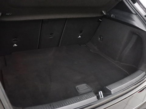 Mercedes-Benz A-Klasse 180 AMG Night Upgrade | Camera | Widescreen | Stoelverwarming | Full LED | Park Assist | Navigatie | Alcantara