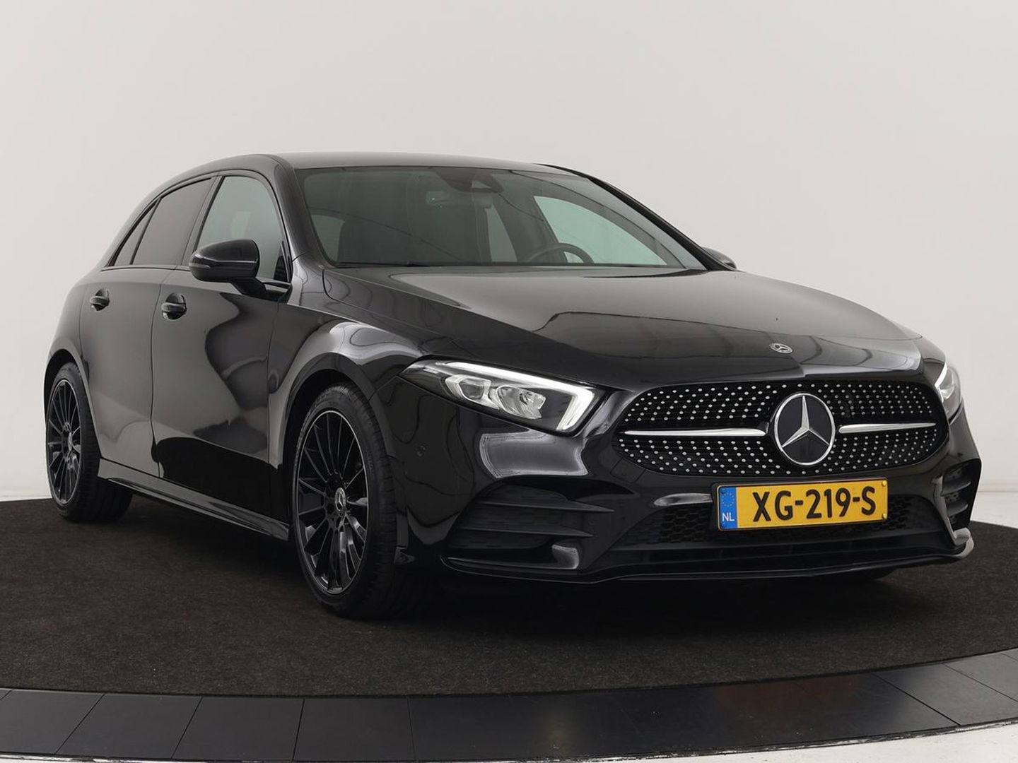 Mercedes-Benz A-Klasse 180 AMG Night Upgrade | Camera | Widescreen | Stoelverwarming | Full LED | Park Assist | Navigatie | Alcantara