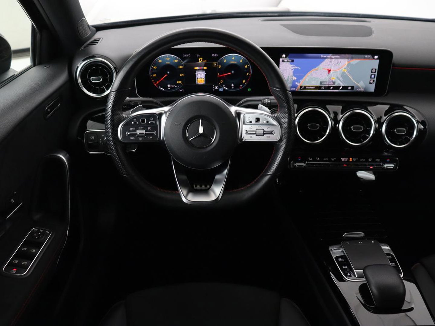 Mercedes-Benz A-Klasse 180 AMG Night Upgrade | Camera | Widescreen | Stoelverwarming | Full LED | Park Assist | Navigatie | Alcantara