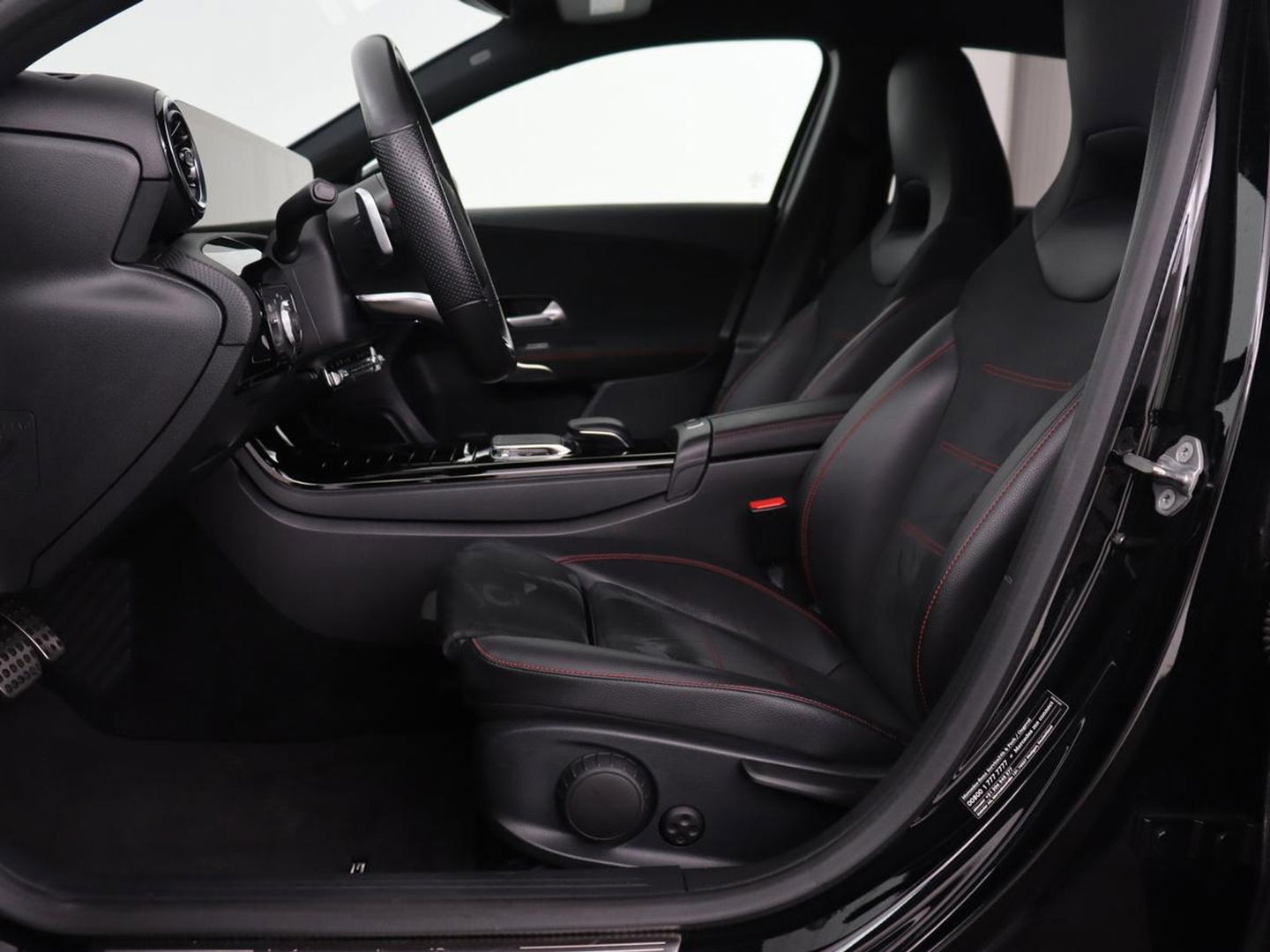 Mercedes-Benz A-Klasse 180 AMG Night Upgrade | Camera | Widescreen | Stoelverwarming | Full LED | Park Assist | Navigatie | Alcantara