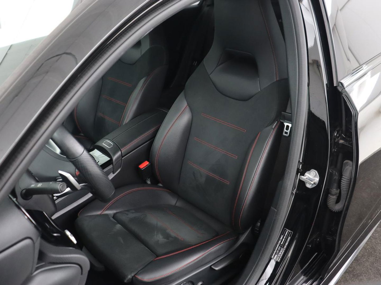 Mercedes-Benz A-Klasse 180 AMG Night Upgrade | Camera | Widescreen | Stoelverwarming | Full LED | Park Assist | Navigatie | Alcantara