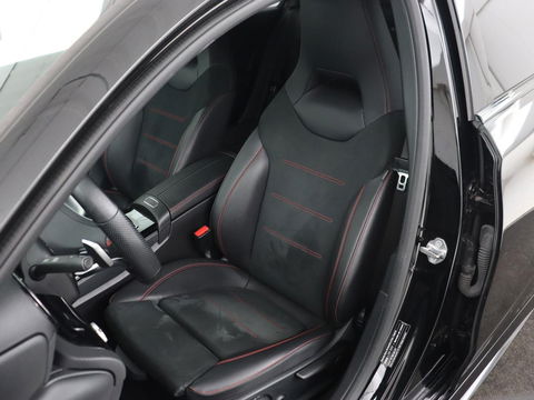 Mercedes-Benz A-Klasse 180 AMG Night Upgrade | Camera | Widescreen | Stoelverwarming | Full LED | Park Assist | Navigatie | Alcantara