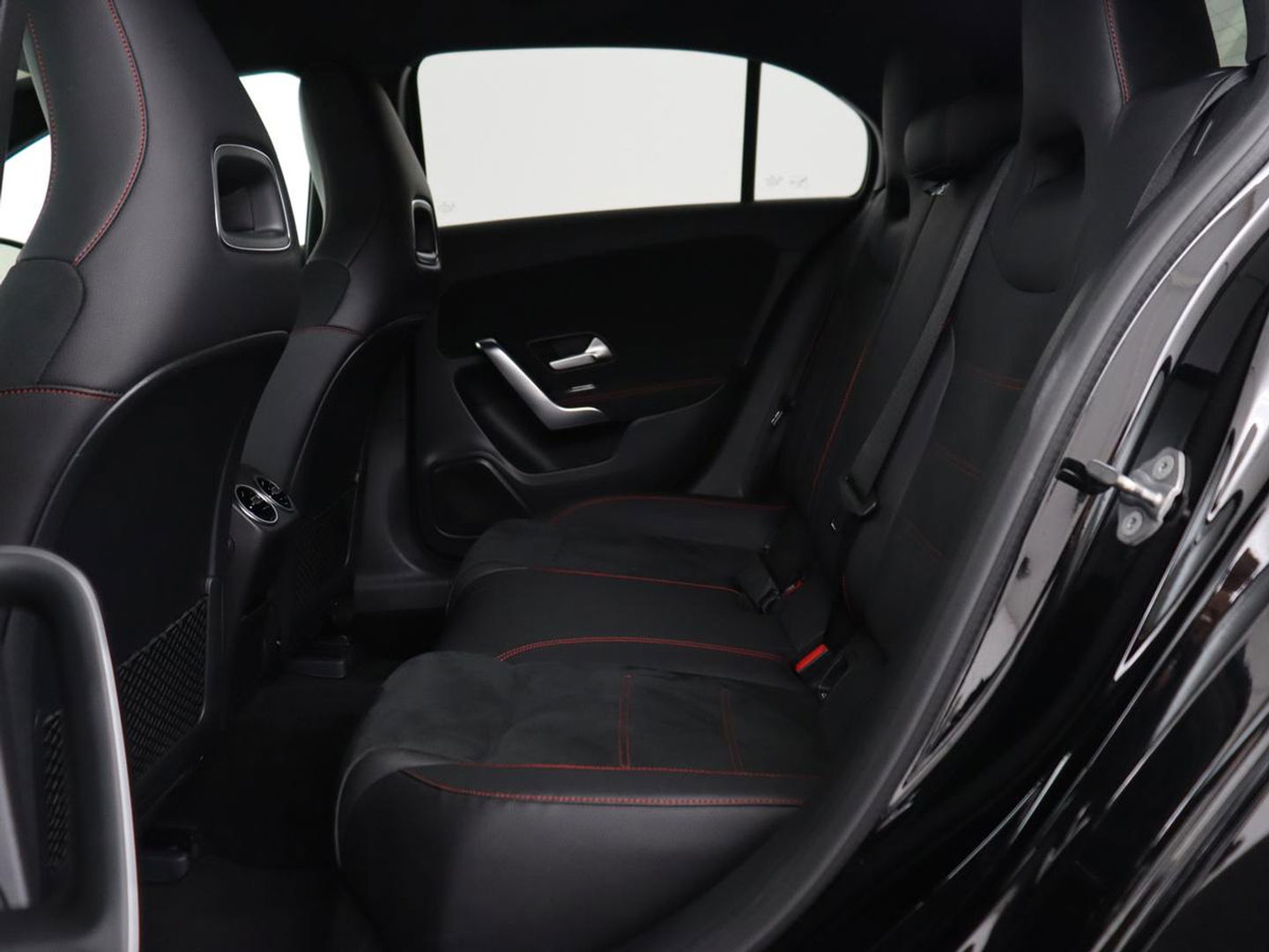 Mercedes-Benz A-Klasse 180 AMG Night Upgrade | Camera | Widescreen | Stoelverwarming | Full LED | Park Assist | Navigatie | Alcantara