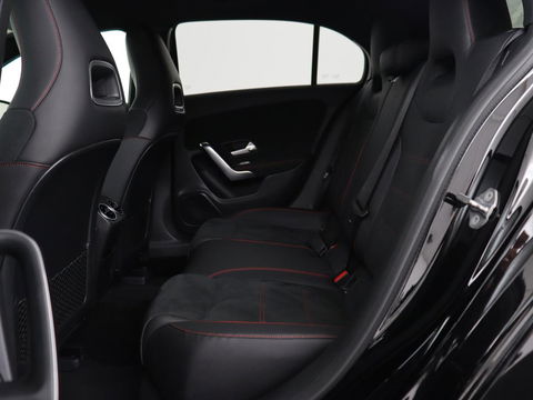 Mercedes-Benz A-Klasse 180 AMG Night Upgrade | Camera | Widescreen | Stoelverwarming | Full LED | Park Assist | Navigatie | Alcantara