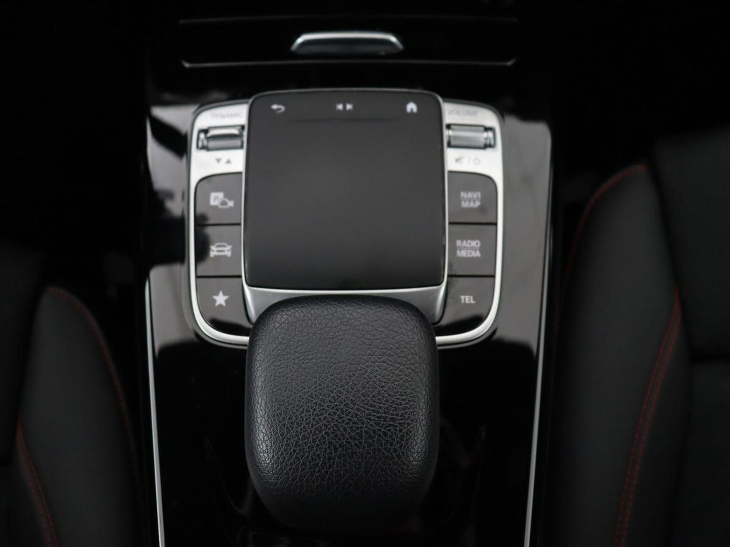 Mercedes-Benz A-Klasse 180 AMG Night Upgrade | Camera | Widescreen | Stoelverwarming | Full LED | Park Assist | Navigatie | Alcantara