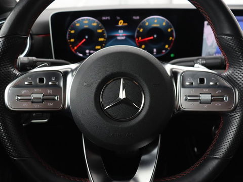 Mercedes-Benz A-Klasse 180 AMG Night Upgrade | Camera | Widescreen | Stoelverwarming | Full LED | Park Assist | Navigatie | Alcantara