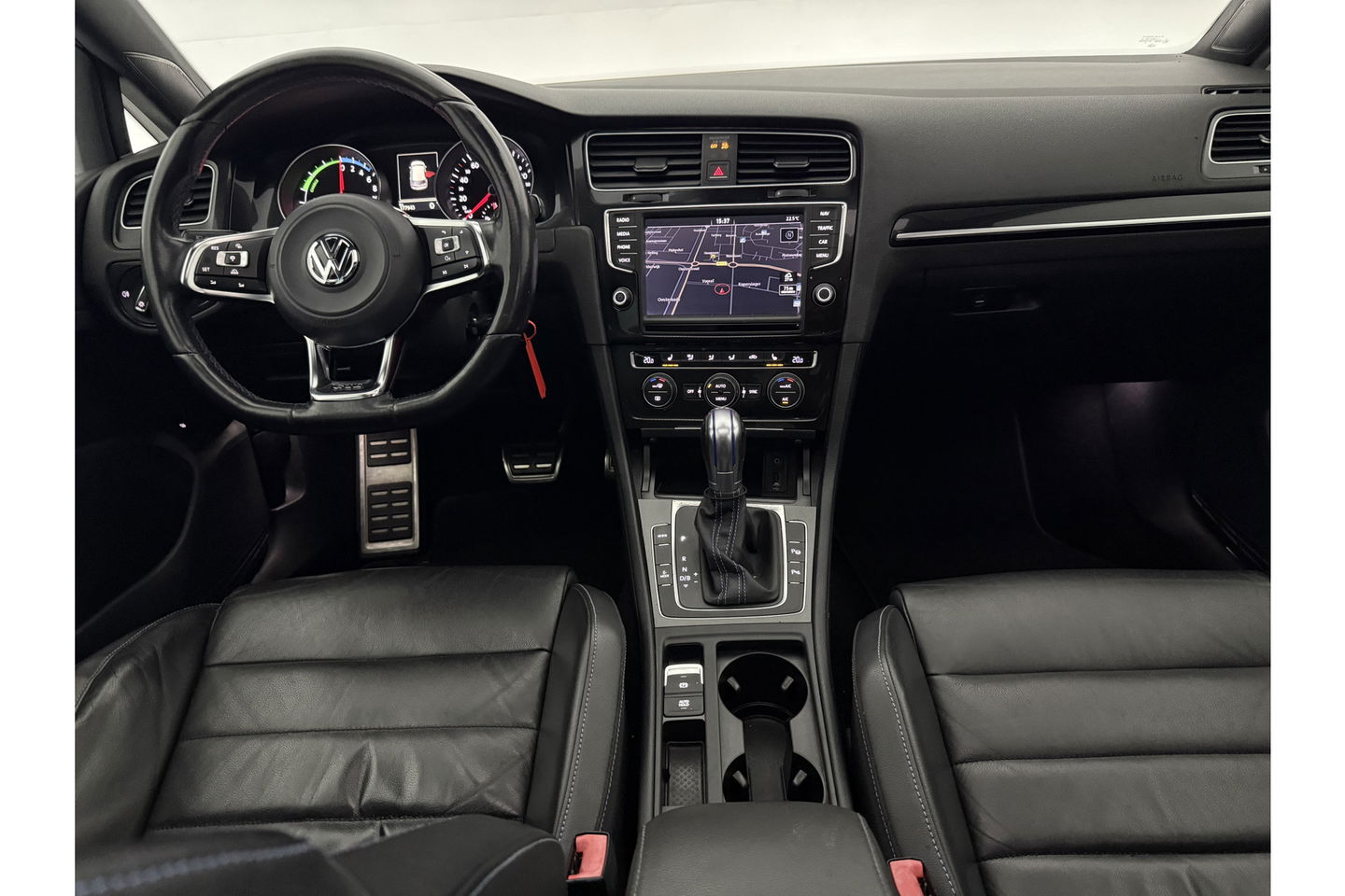 Volkswagen Golf 1.4 TSI GTE 225PK Pano Camera LED Clima Cruise Leder Sfeer Navi 19"LMV PDC