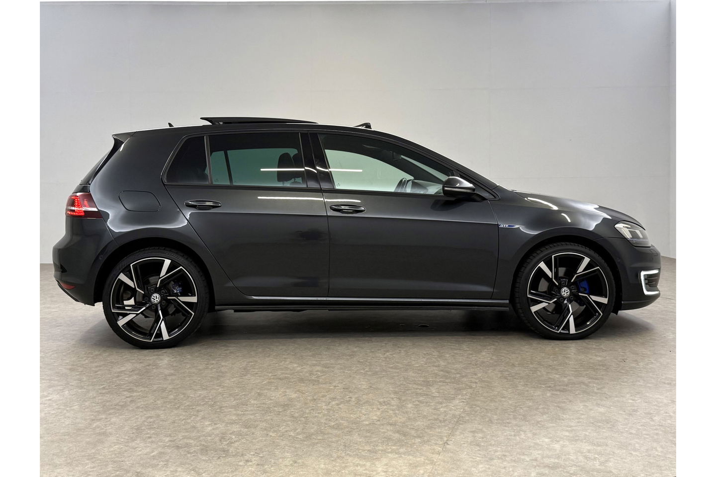 Volkswagen Golf 1.4 TSI GTE 225PK Pano Camera LED Clima Cruise Leder Sfeer Navi 19"LMV PDC
