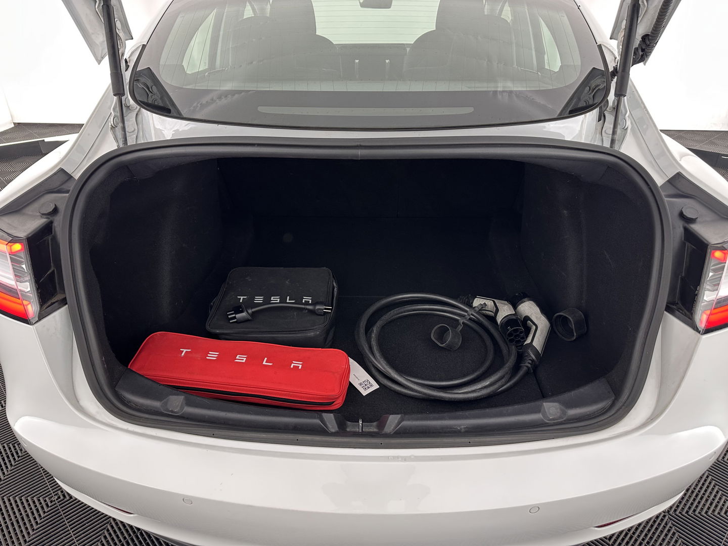 Tesla Model 3 Standard RWD Plus 60 kWh [ 3-Fase ] (INCL-BTW) Aut. *PANO | AUTO-PILOT | LUXURY-LEATHER | KEYLESS | FULL-LED | MEMORY-PACK | SURROUND-VIEW | DAB | CARPLAY | DIGI-COCKPIT | LANE-ASSIST | COMFORT-SEATS | 18"ALU*