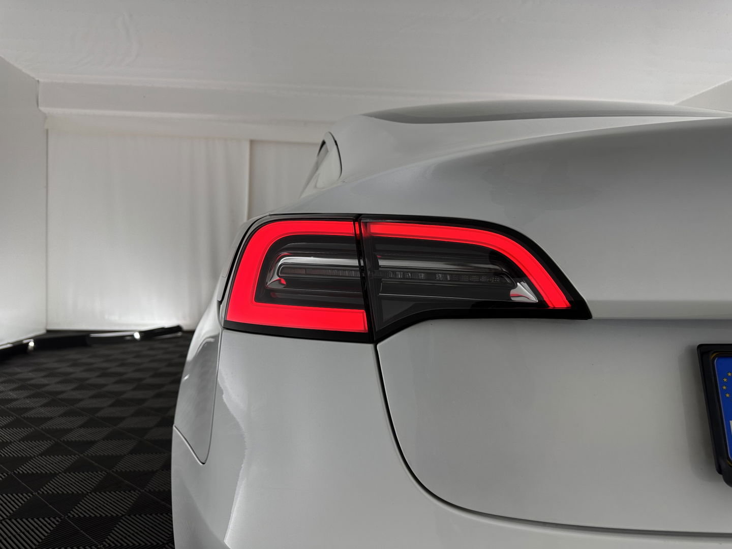 Tesla Model 3 Standard RWD Plus 60 kWh [ 3-Fase ] (INCL-BTW) Aut. *PANO | AUTO-PILOT | LUXURY-LEATHER | KEYLESS | FULL-LED | MEMORY-PACK | SURROUND-VIEW | DAB | CARPLAY | DIGI-COCKPIT | LANE-ASSIST | COMFORT-SEATS | 18"ALU*