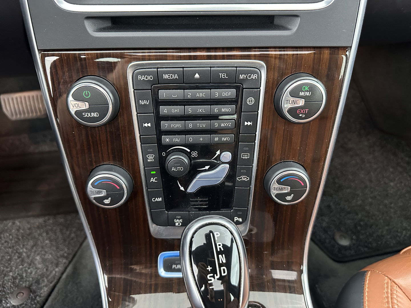 Volvo V60 2.4 D6 AWD Plug-In Hybrid Summum AIRCO DEFECT Aut. *PANO | LUXURY-LEATHER | XENON | MEMORY-PACK | COMFORT/HEATED-SEATS | NAVI-FULLMAP | CAMERA | ECC | PDC | CRUISE | 17''ALU*