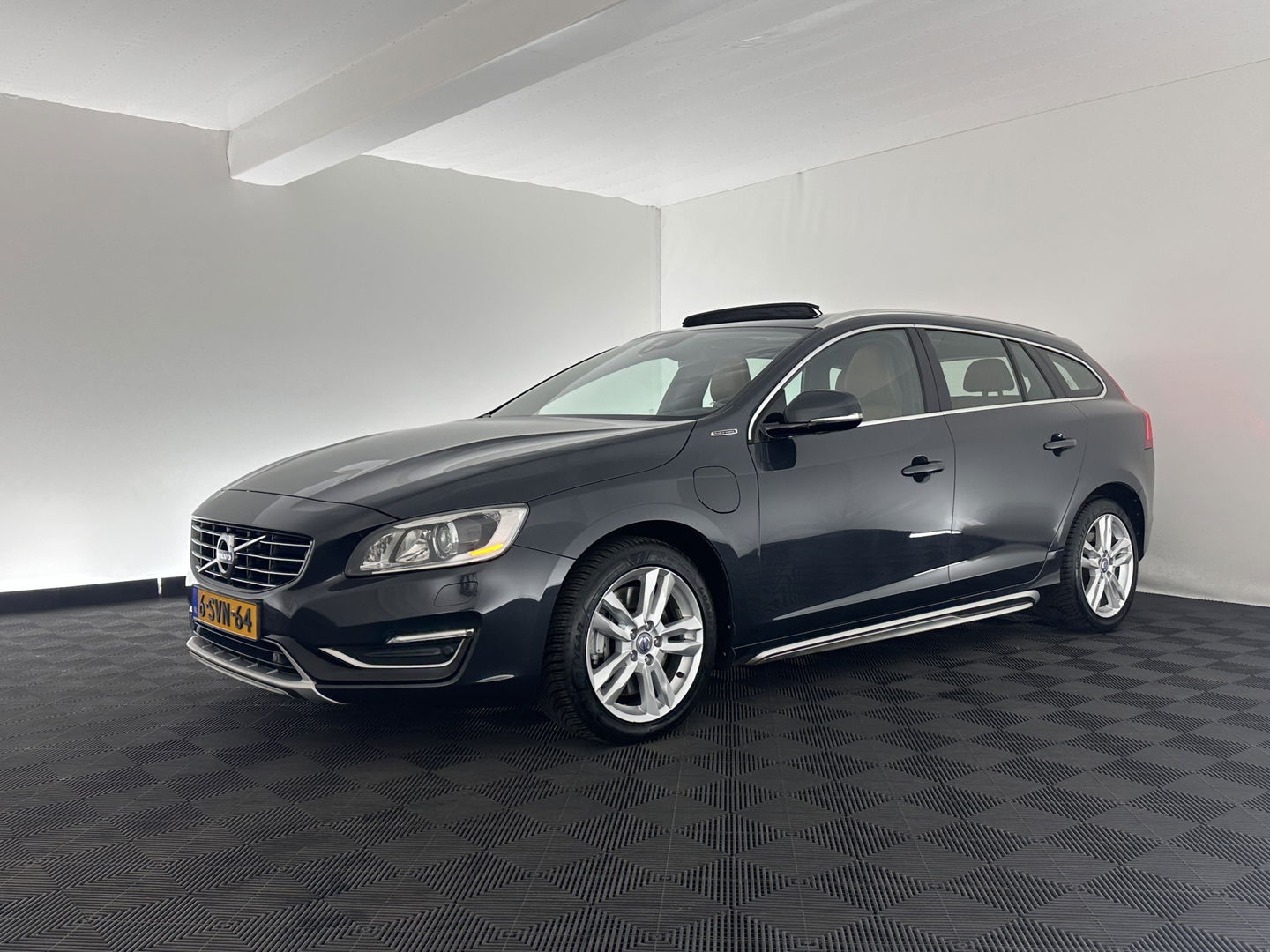 Volvo V60 2.4 D6 AWD Plug-In Hybrid Summum AIRCO DEFECT Aut. *PANO | LUXURY-LEATHER | XENON | MEMORY-PACK | COMFORT/HEATED-SEATS | NAVI-FULLMAP | CAMERA | ECC | PDC | CRUISE | 17''ALU*