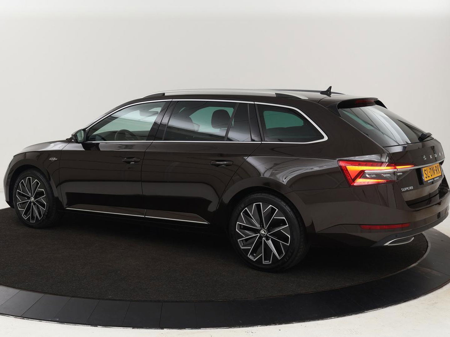 Škoda Superb 1.4 TSI iV Laurin & Klement | Leder | Trekhaak | Adaptive cruise | Stoelverwarming | Canton Sound | Virtual Cockpit | Navigatie | Memory | Achterbankverwarming | Full LED | Keyless | Carplay | PHEV