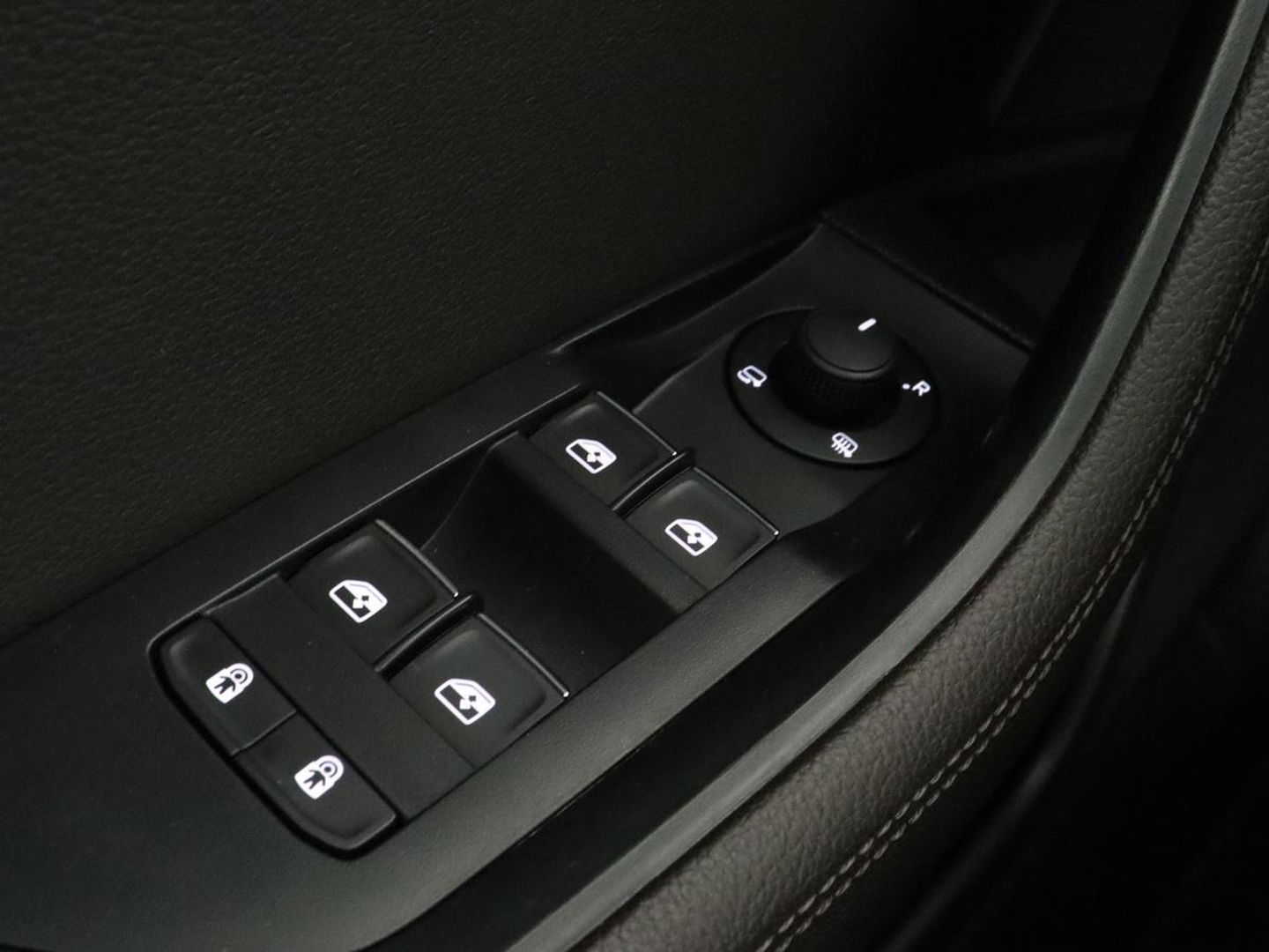 Škoda Superb 1.4 TSI iV Laurin & Klement | Leder | Trekhaak | Adaptive cruise | Stoelverwarming | Canton Sound | Virtual Cockpit | Navigatie | Memory | Achterbankverwarming | Full LED | Keyless | Carplay | PHEV