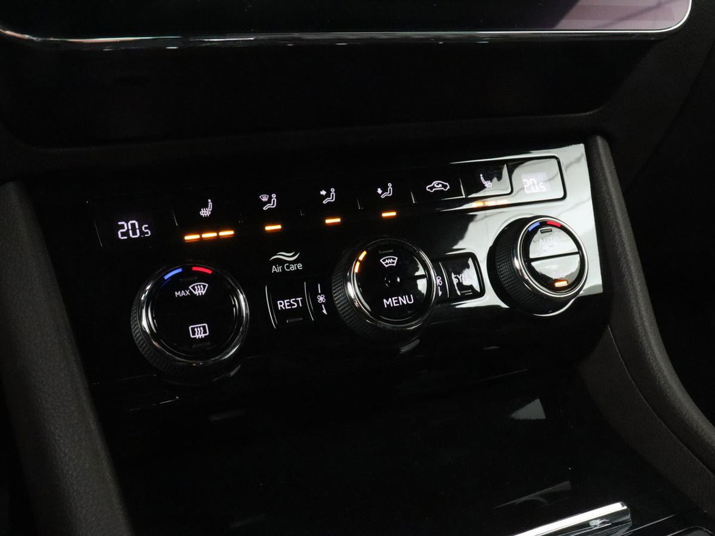 Škoda Superb 1.4 TSI iV Laurin & Klement | Leder | Trekhaak | Adaptive cruise | Stoelverwarming | Canton Sound | Virtual Cockpit | Navigatie | Memory | Achterbankverwarming | Full LED | Keyless | Carplay | PHEV