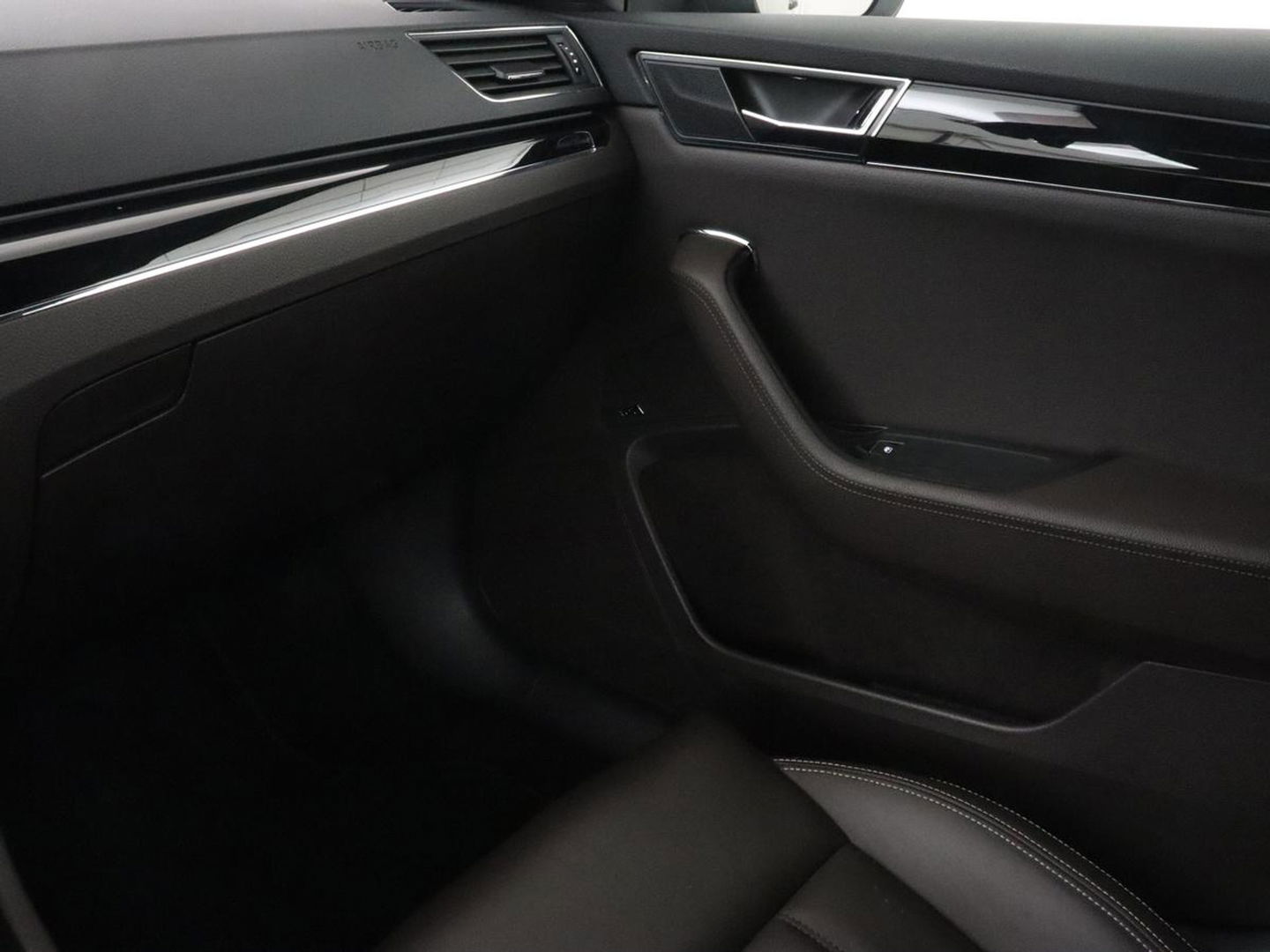 Škoda Superb 1.4 TSI iV Laurin & Klement | Leder | Trekhaak | Adaptive cruise | Stoelverwarming | Canton Sound | Virtual Cockpit | Navigatie | Memory | Achterbankverwarming | Full LED | Keyless | Carplay | PHEV
