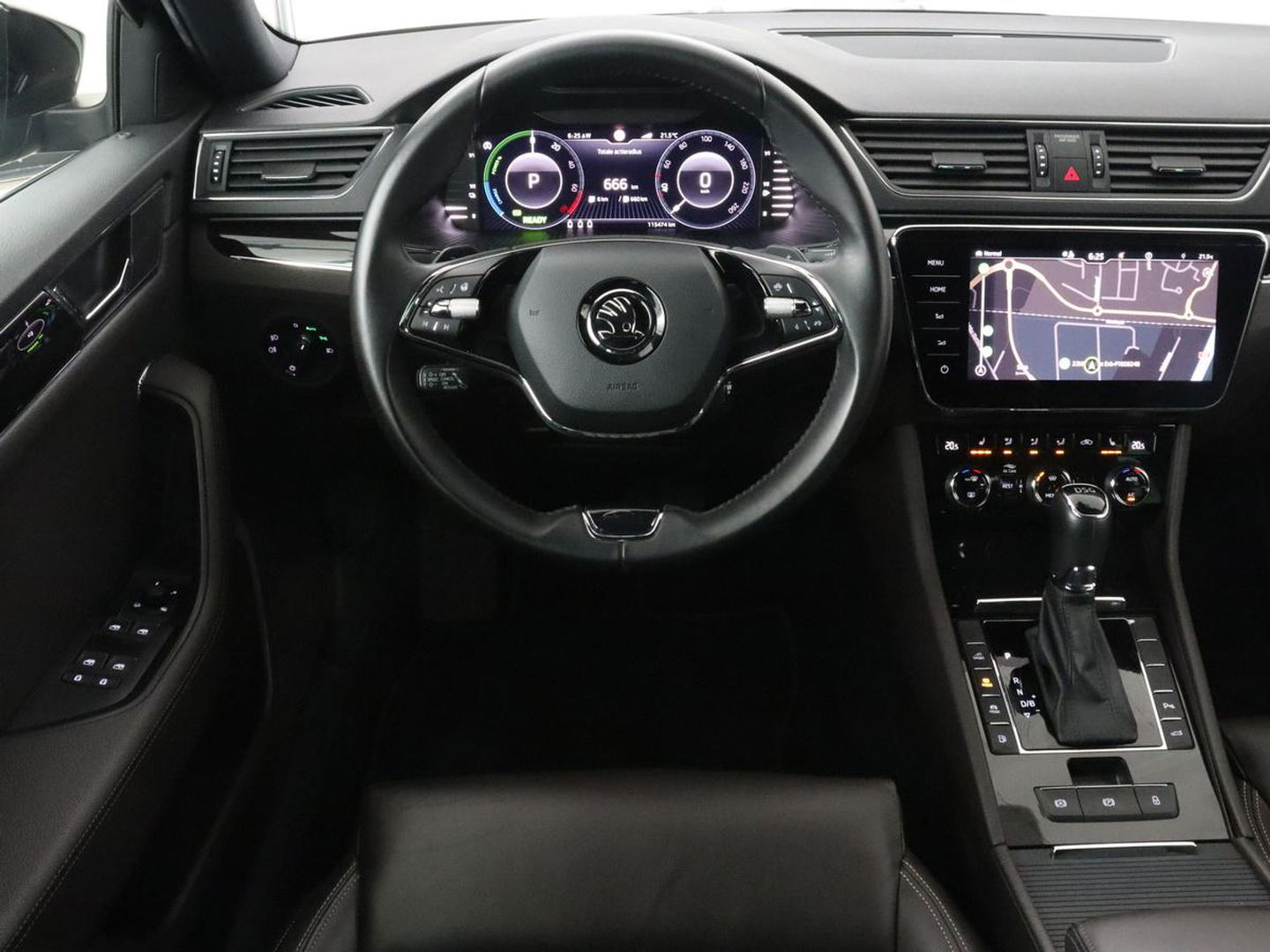 Škoda Superb 1.4 TSI iV Laurin & Klement | Leder | Trekhaak | Adaptive cruise | Stoelverwarming | Canton Sound | Virtual Cockpit | Navigatie | Memory | Achterbankverwarming | Full LED | Keyless | Carplay | PHEV