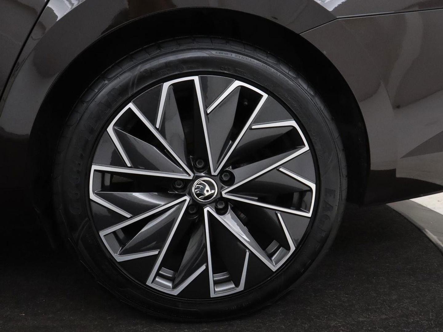 Škoda Superb 1.4 TSI iV Laurin & Klement | Leder | Trekhaak | Adaptive cruise | Stoelverwarming | Canton Sound | Virtual Cockpit | Navigatie | Memory | Achterbankverwarming | Full LED | Keyless | Carplay | PHEV