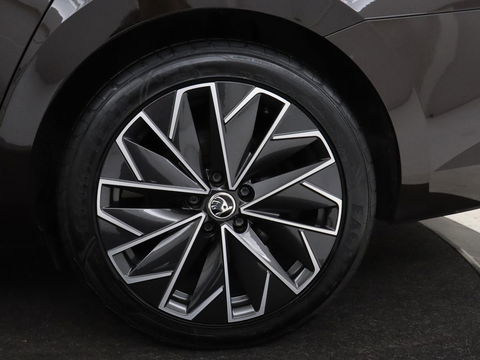 Škoda Superb 1.4 TSI iV Laurin & Klement | Leder | Trekhaak | Adaptive cruise | Stoelverwarming | Canton Sound | Virtual Cockpit | Navigatie | Memory | Achterbankverwarming | Full LED | Keyless | Carplay | PHEV